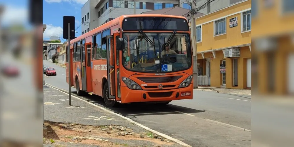 Assaltantes usaram uma faca para ameaçar os passageiros.