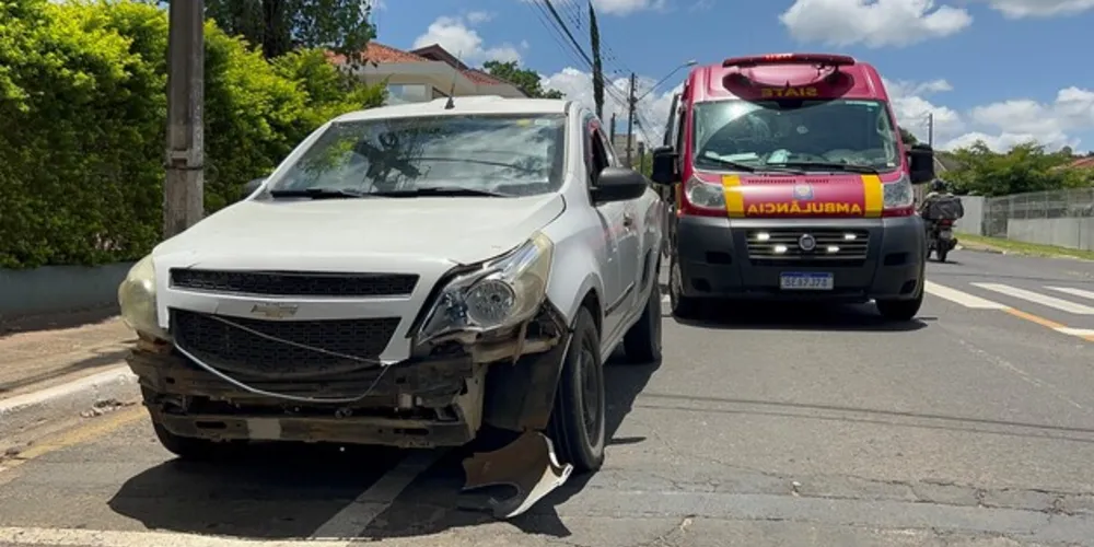 Acidente ocorreu no cruzamento das ruas Prefeito Albari Gruimarães e Professora Cláudia Ivone Carneiro.
