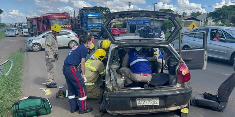 O motorista do Pálio, de 27 anos, ficou preso no veículo e foi retirado pela equipe do Corpo de Bombeiros.