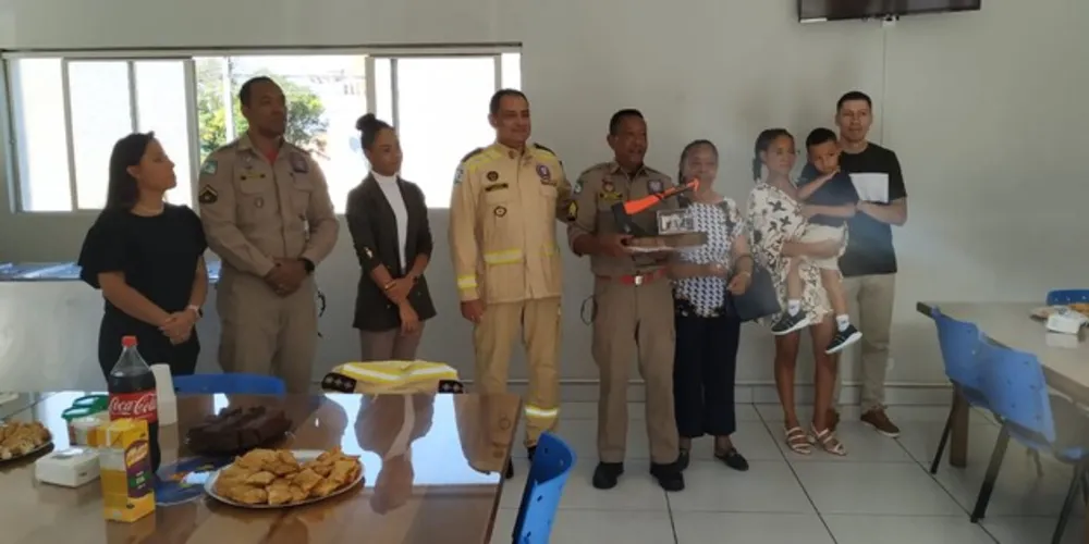 2º Sargento Melchior ao lado do Tenente Coronel Guimarães, de sua mãe, filhos, genro e nora.