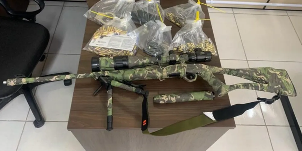 Arma de uso restrito estava escondida na casa do suspeito.