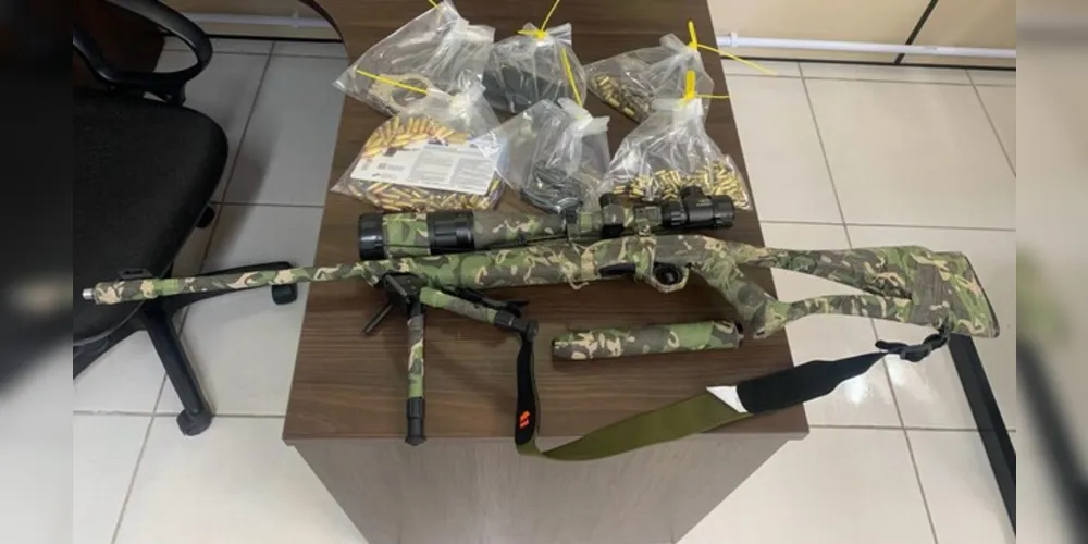 Arma de uso restrito estava escondida na casa do suspeito.