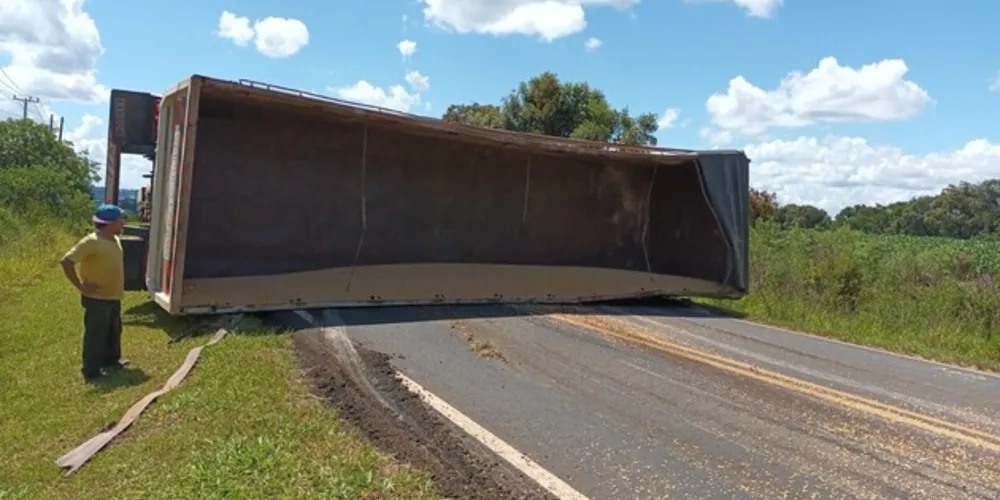 A Polícia Rodoviária Estadual foi acionada e informou que não houve vítimas.