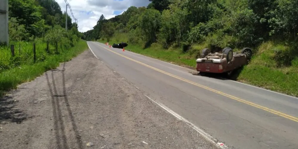 O condutor da caminhonete foi encaminhado com ferimentos leves para a UPA de Castro.