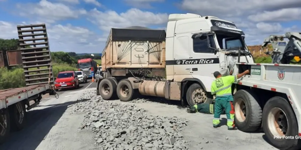 Colisão deixou a pista parcialmente interditada