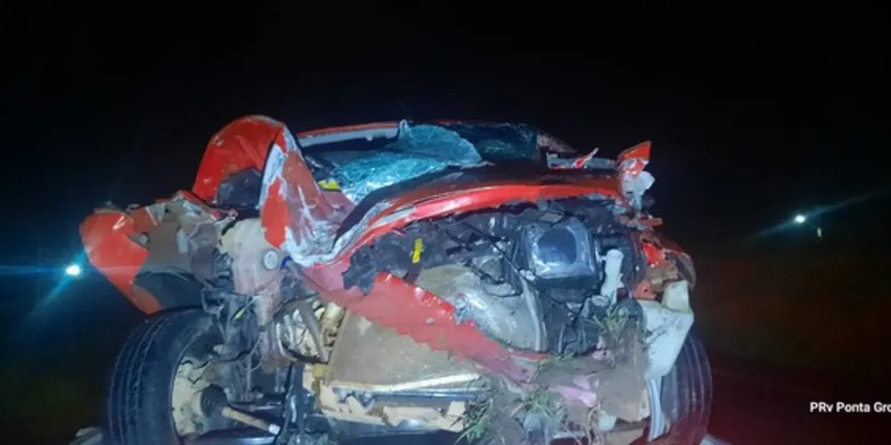 Carro teve parte dianteira estruída