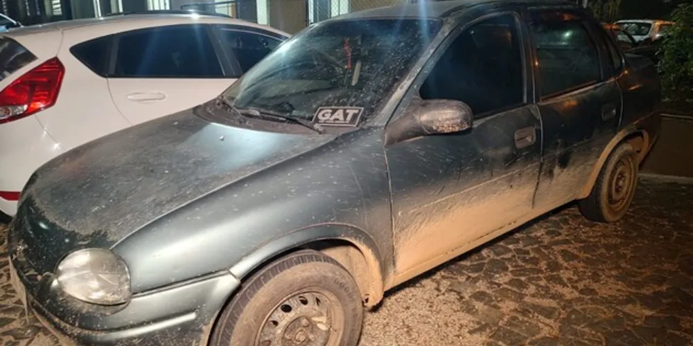 Veículo Chevrolet Corsa Super, cor verde, estava abandonado na rua Rio Grande do Norte, no bairro Nova Rússia.