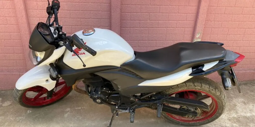 A motocicleta era de posse de uma funcionária do Serviço de Atendimento Móvel de Urgência (Samu) de Ponta Grossa e havia sido furtada no mês de janeiro.