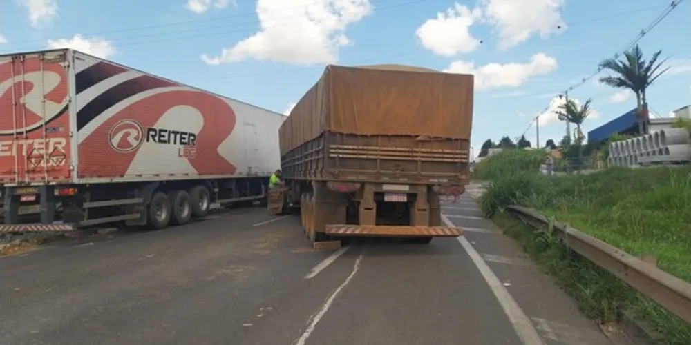 Conforme a Polícia Rodoviária Federal, ainda não há previsão para a liberação da pista.