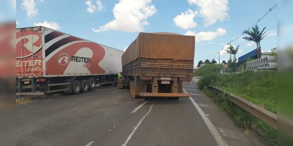 Conforme a Polícia Rodoviária Federal, ainda não há previsão para a liberação da pista.