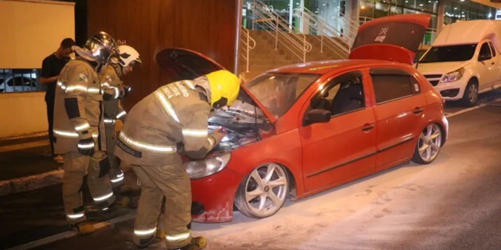 Fogo começou no compartimento do motor