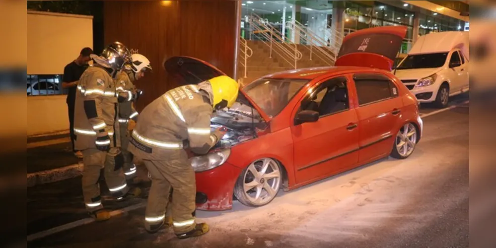 Fogo começou no compartimento do motor