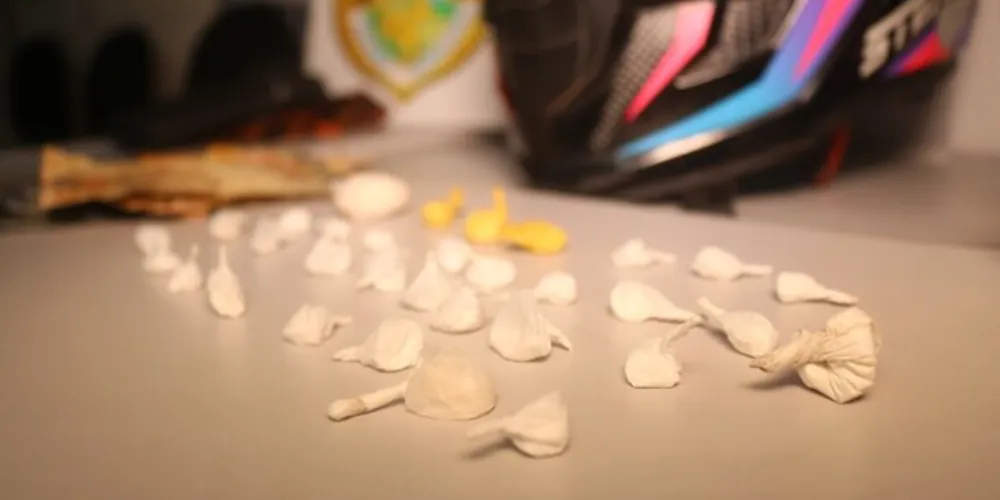 32 invólucros de cocaína foram apreendidos, contabilizando aproximadamente 16 gramas