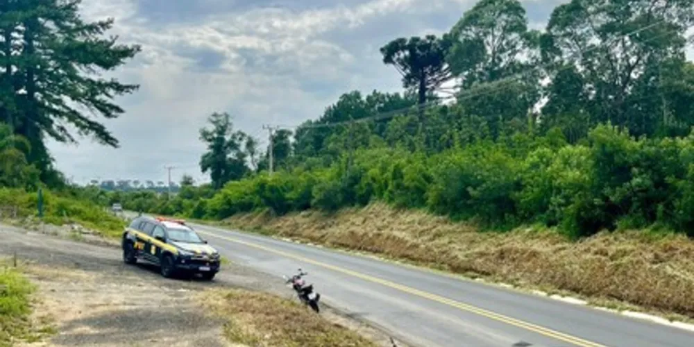 Condutora realizou uma conversão à esquerda e cruzou a pista contrária para acessar a entrada de uma propriedade particular, provocando o acidente.