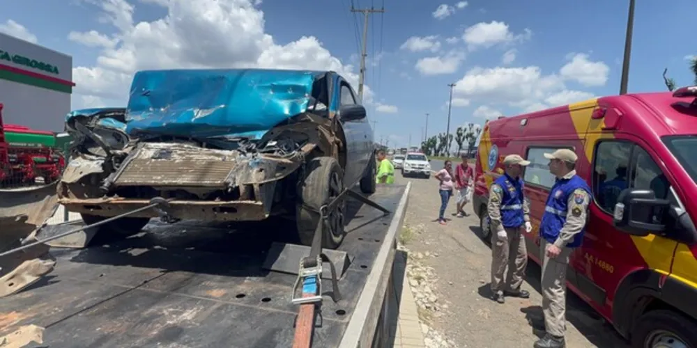 O motorista do Corsa, uma rapaz de 23 anos, teve uma fratura na pelve e contusão no joelho e no nariz.