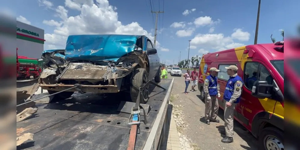 O motorista do Corsa, uma rapaz de 23 anos, teve uma fratura na pelve e contusão no joelho e no nariz.