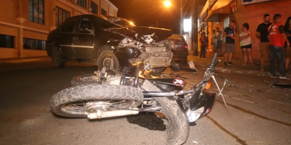 Grave acidente de trânsito ocorre em Ponta Grossa, deixando motociclista ferido
