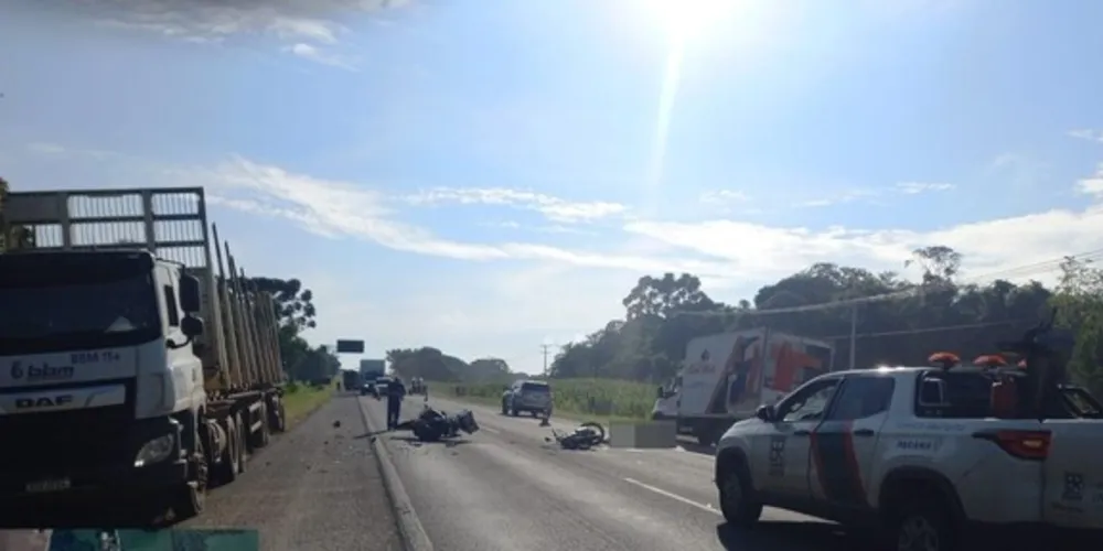 Colisão entre caminhão e motos deixou destroços na pista