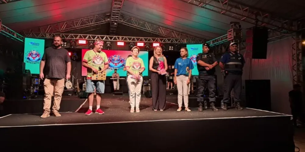 A solenidade de abertura contou com a presença da prefeita Elizabeth Schmidt e de outras personalidades representativas da cidade.