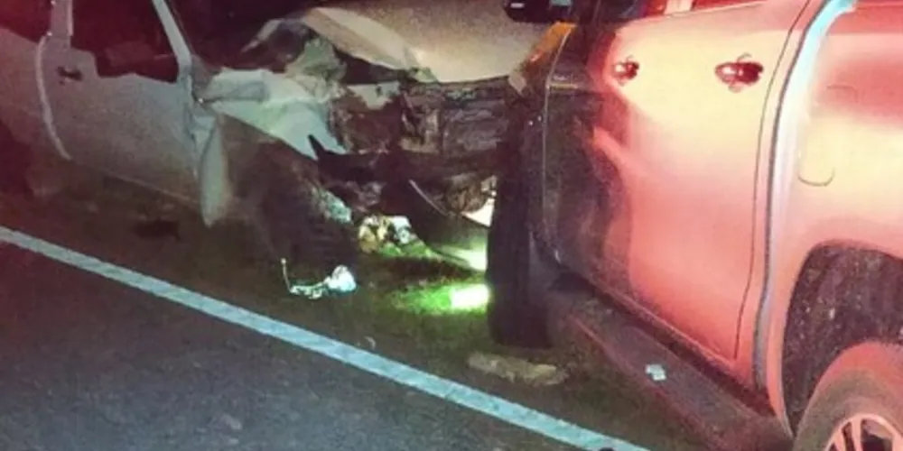 Caminhonetes Ford Ranger, com placas de Guamiranga, e Toyota Hilux, com placas de Imbituva, se envolveram em uma colisão frontal.