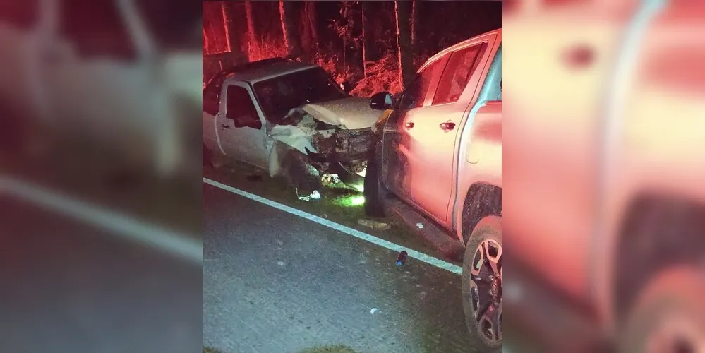 Caminhonetes Ford Ranger, com placas de Guamiranga, e Toyota Hilux, com placas de Imbituva, se envolveram em uma colisão frontal.