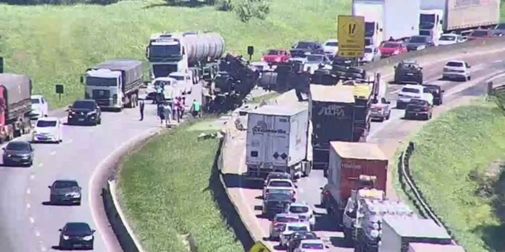 O sentido Santa Catarina foi liberado por volta das 12h, o sentido Curitiba segue bloqueado.