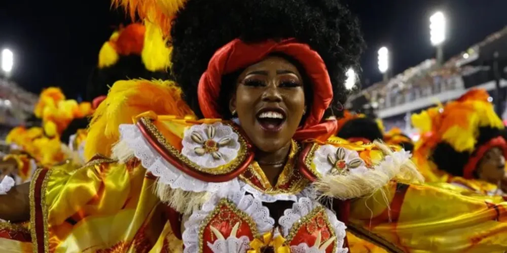 Em destaque estão os enredos que homenageiam personalidades e histórias da população afro-brasileira.