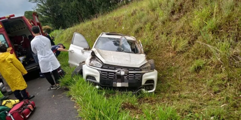Imagem mostra carro caído no acostamento da pista