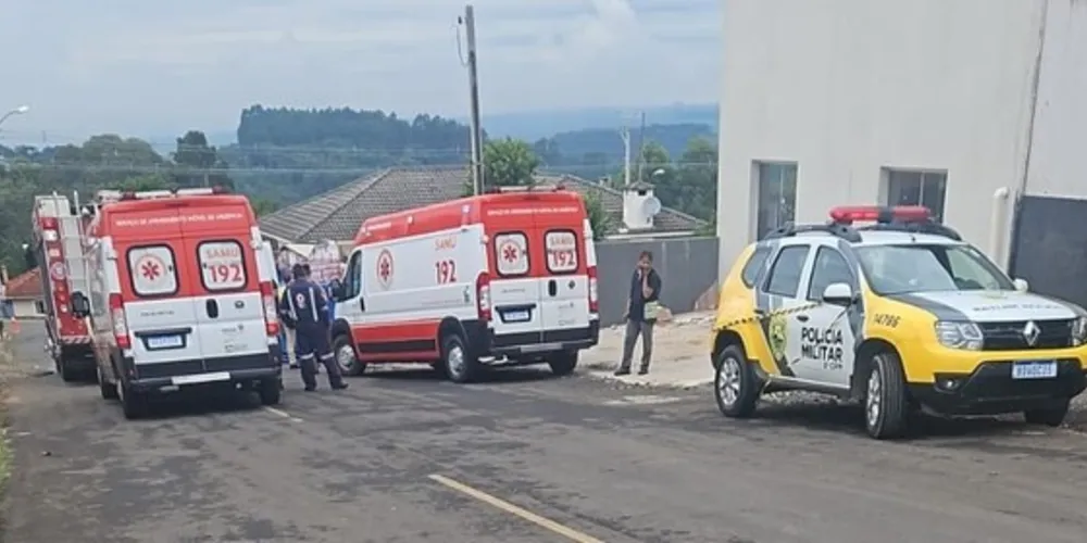 Mulher ficou prensada entre porta do caminhão e muro