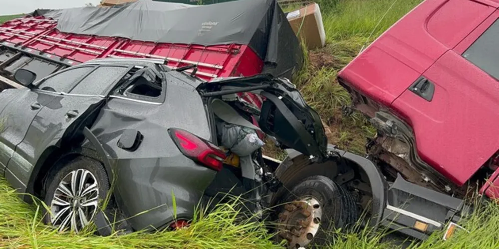 No carro estavam quatro pessoas; o passageiro foi o único ferido e foi encaminhado pela equipe do siate para a UPA Santa Paula.