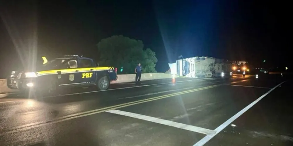 A PRF esteve no local fazendo a sinalização da rodovia e a retirada do veículo.