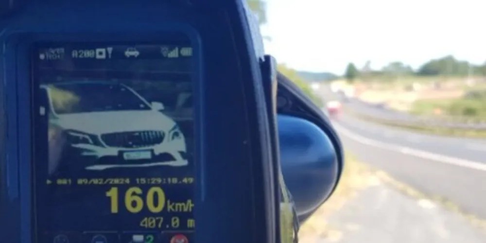 Veículo foi flagrado pelos agentes da Polícia Rodoviária Federal