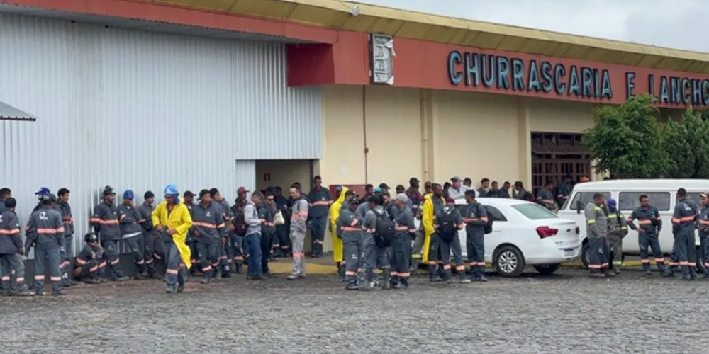 A paralização começou há três dias e trabalhadores informaram que não deve acabar até que a empresa se posicione.
