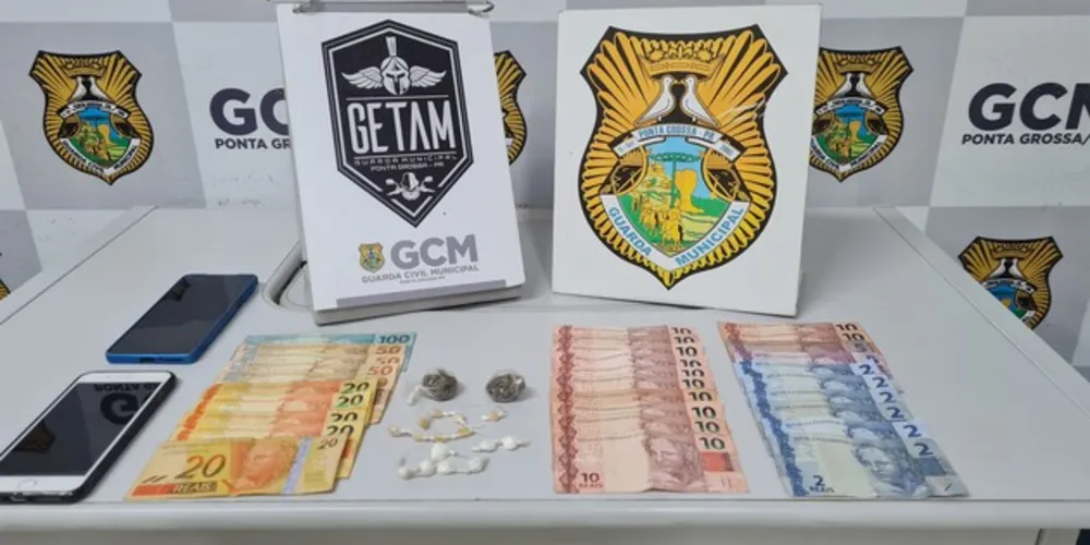 Foram apreendidos pacotes de maconha, crack e cocaína, além de R$ 542 em dinheiro