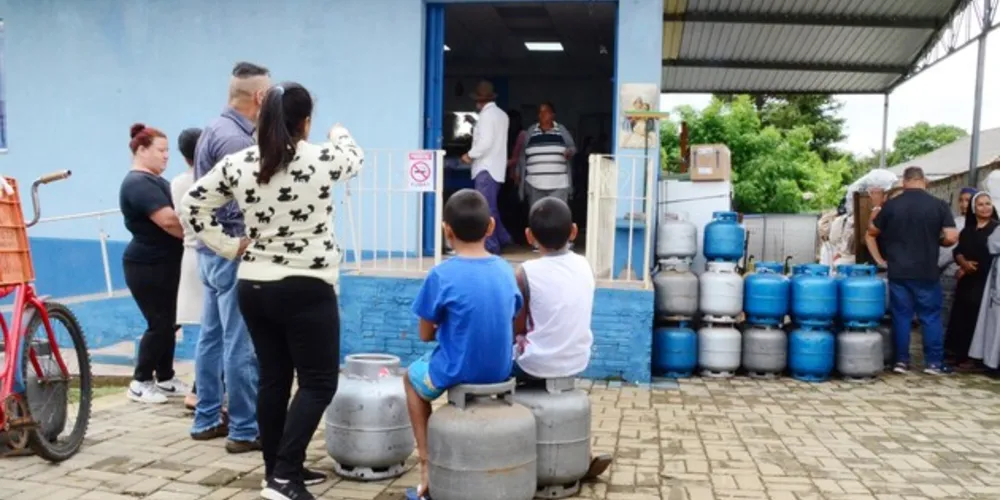 O projeto de assistência social ajudou famílias que foram atingidas pelos desastres naturais.