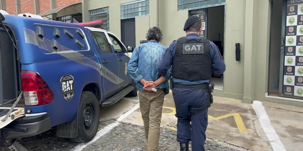 O homem foi detido pelas equipes e encaminhado para a 13ª Subdivisão Policial.