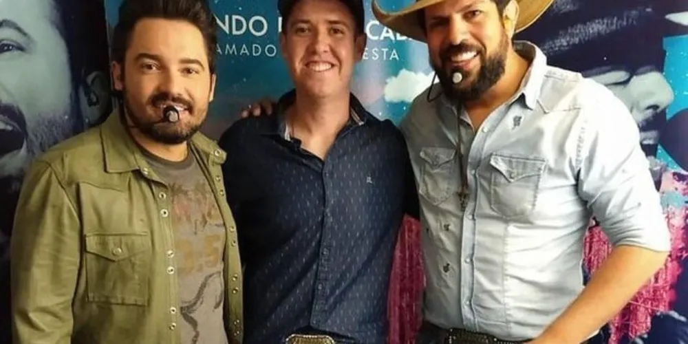 Ao centro Douglas, junto da dupla sertaneja Fernando & Sorocaba.