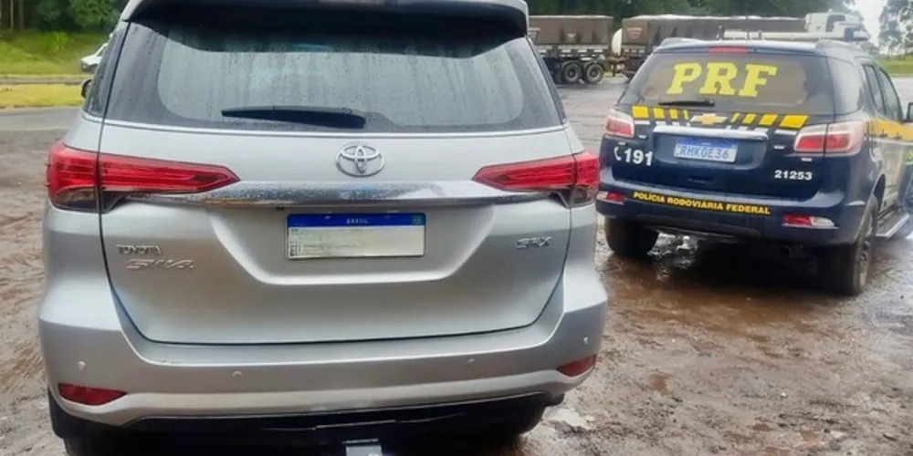 Os itens estavam escondidos no tanque de combustível do veículo