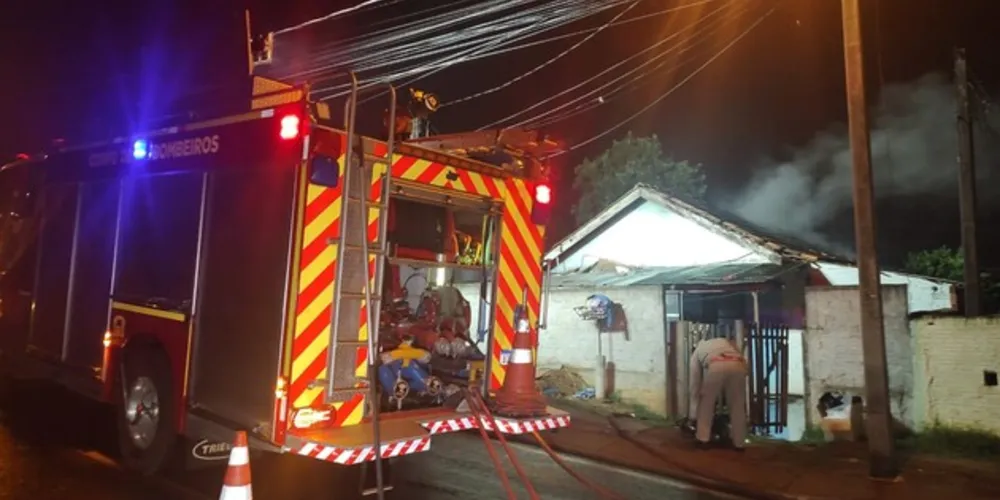 Bombeiros informaram que havia uma porta com sinais de arrombamento e dois colchões queimados.