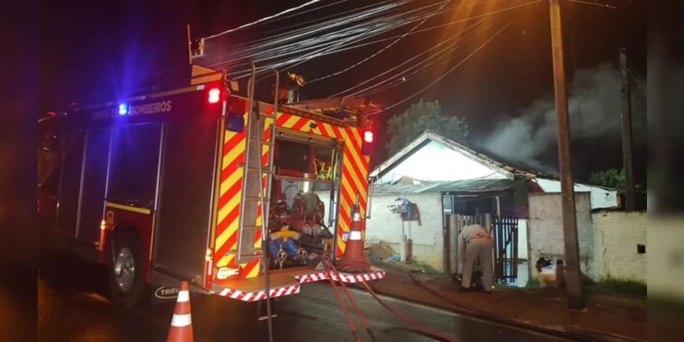 Bombeiros informaram que havia uma porta com sinais de arrombamento e dois colchões queimados.