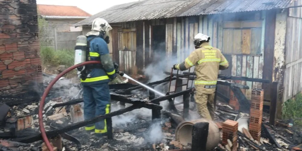 Residência pegou fogo no início da tarde deste sábado