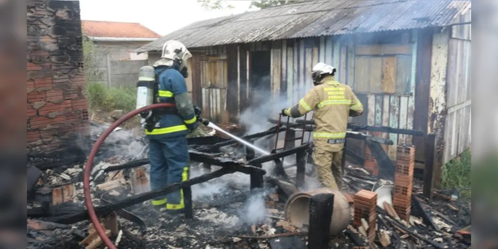 Residência pegou fogo no início da tarde deste sábado