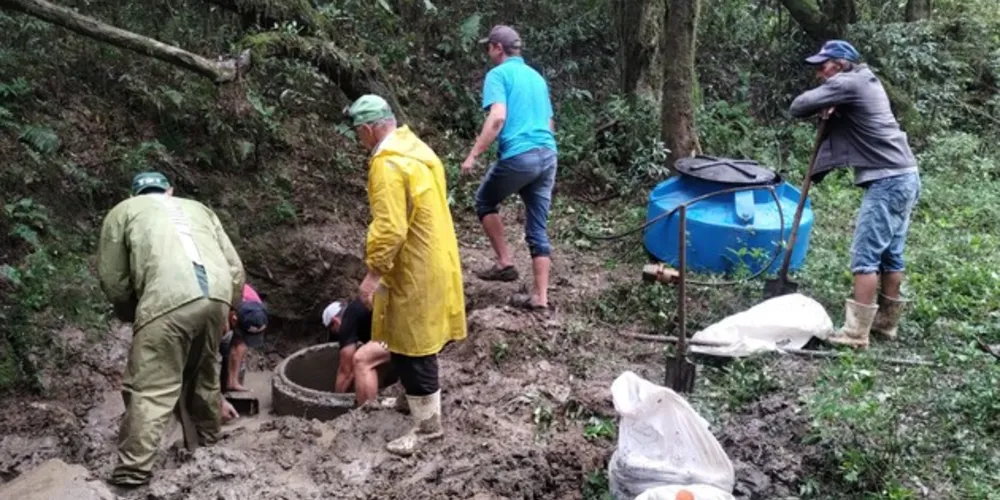 Uma nascente nada mais é que o aparecimento, na superfície do terreno, de um lençol subterrâneo, dando origem a cursos d’água