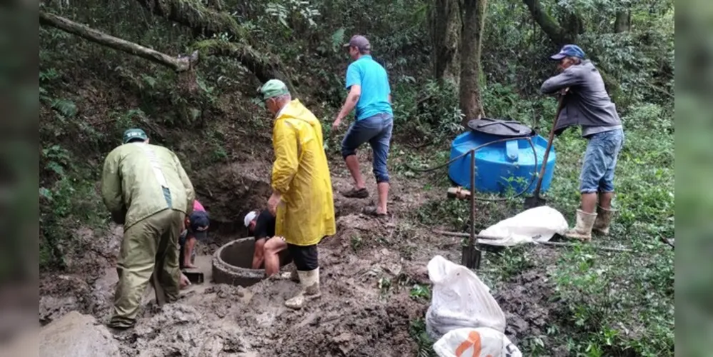 Uma nascente nada mais é que o aparecimento, na superfície do terreno, de um lençol subterrâneo, dando origem a cursos d’água