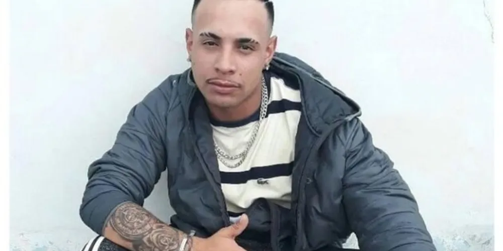 A vítima foi identificada como Alex Emerson Becher, de 26 anos.