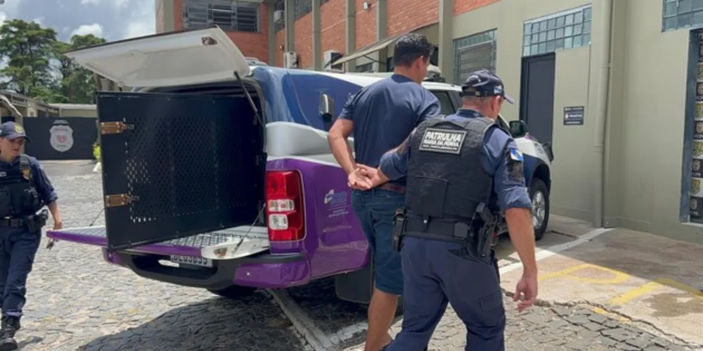 A Guarda Municipal foi acionada, realizou a prisão do suspeito e encaminhou para a 13ª Subdivisão Policial.