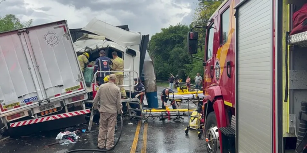 O Corpo de Bombeiros fez o atendimento das vítimas