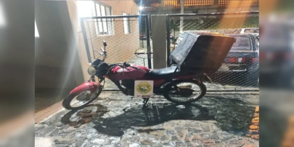 Honda CG 150 (foto) que foi roubada acabou recuperada pelos policiais