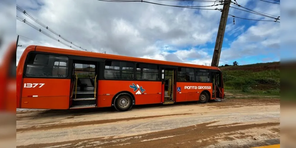 Em acidente, é possível perceber grande quantidade de terra na pista (foto)