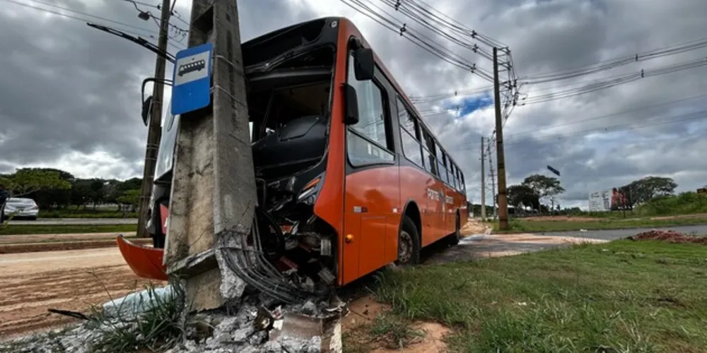 Colisão envolveu coletivo da linha Terminal Uvaranas/Oficinas